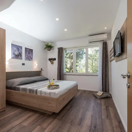 Tina - Kolovare Apartman *